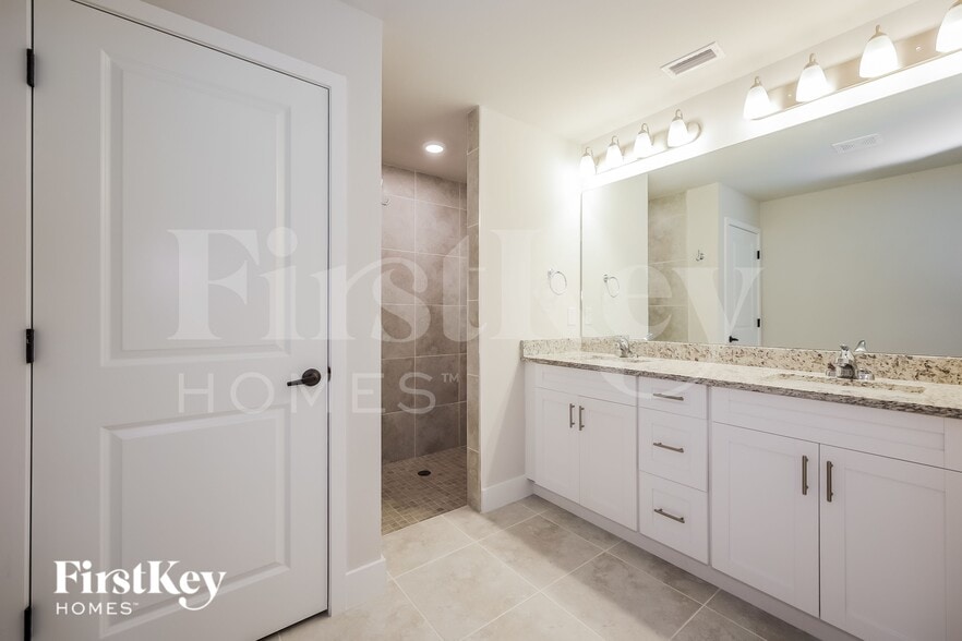 Building Photo - 915 Plumosa Ave