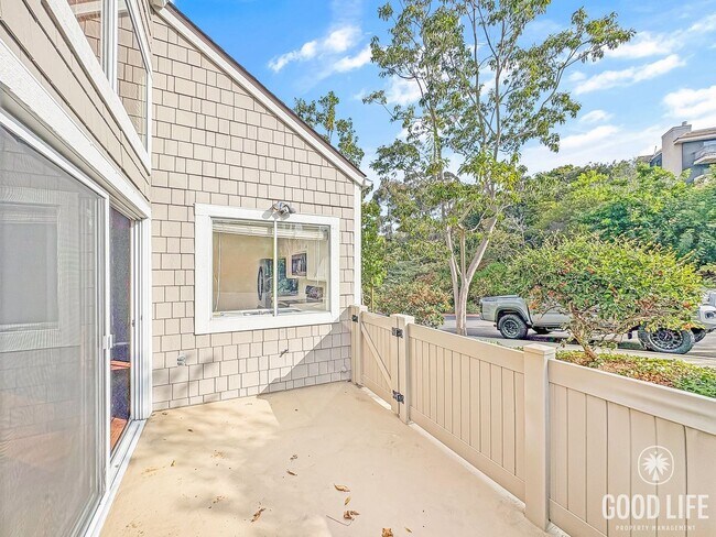 Building Photo - Beautiful 2B/2BA Townhouse with Attached 2...