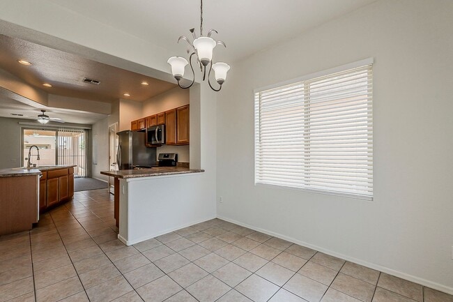Building Photo - 3 Bed 2 Bath - New Kitchen Appliances\Carp...
