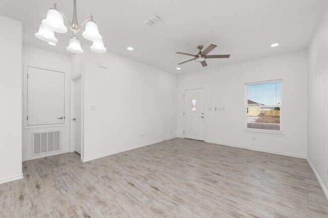 Building Photo - 411 Hinojosa