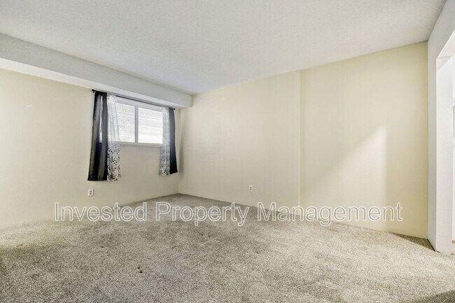 Building Photo - 370 Zang St