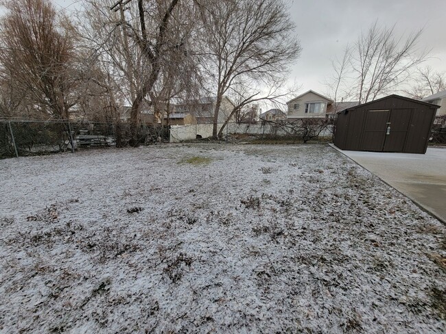 Building Photo - Beautiful House, Lots of Space, HUGE YARD!