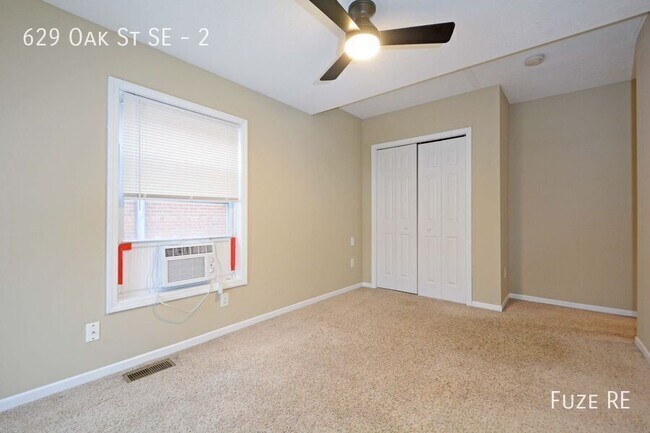 Building Photo - 629 SE Oak St