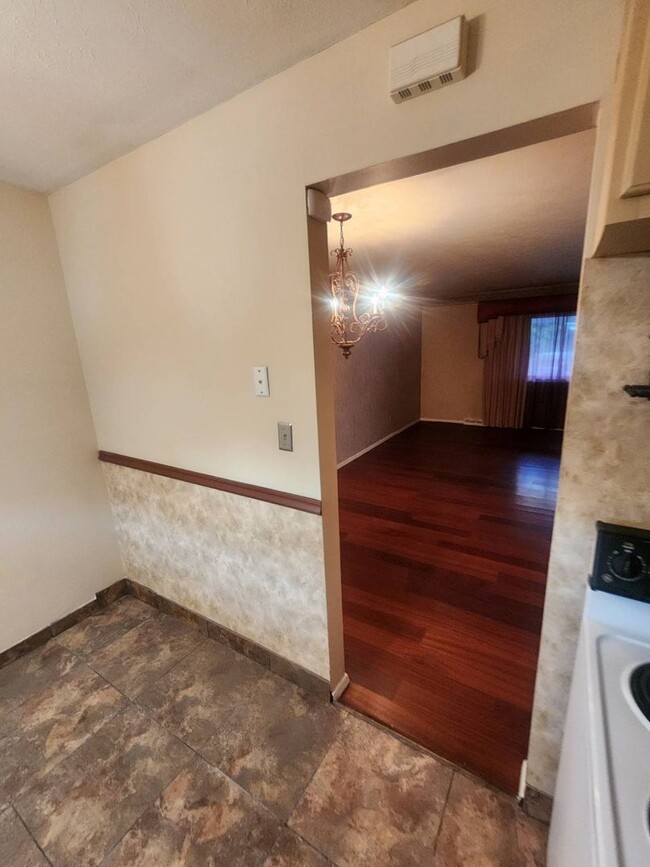 Building Photo - Charming 2-Bedroom Property in Prime Location