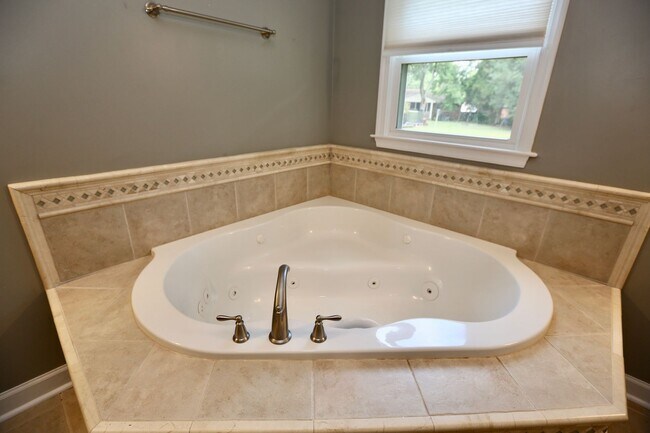 Building Photo - AVAILABLE EARLY MAY, Charming ranch home with front porch in Castle Heights!