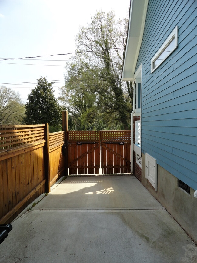 Building Photo - 305 Mallard Ave