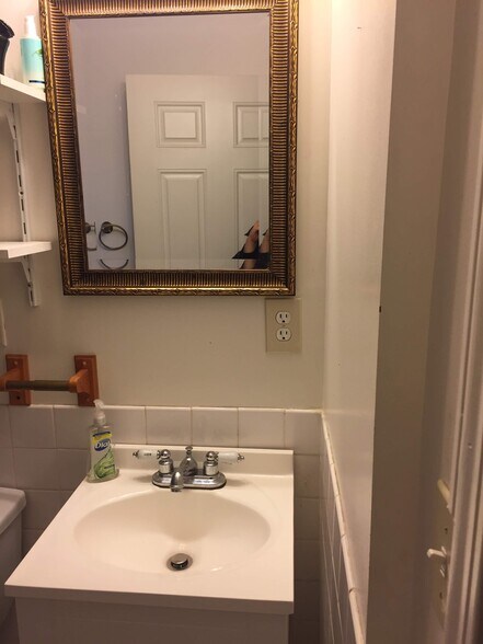 bathroom - 12312 NE 134th St