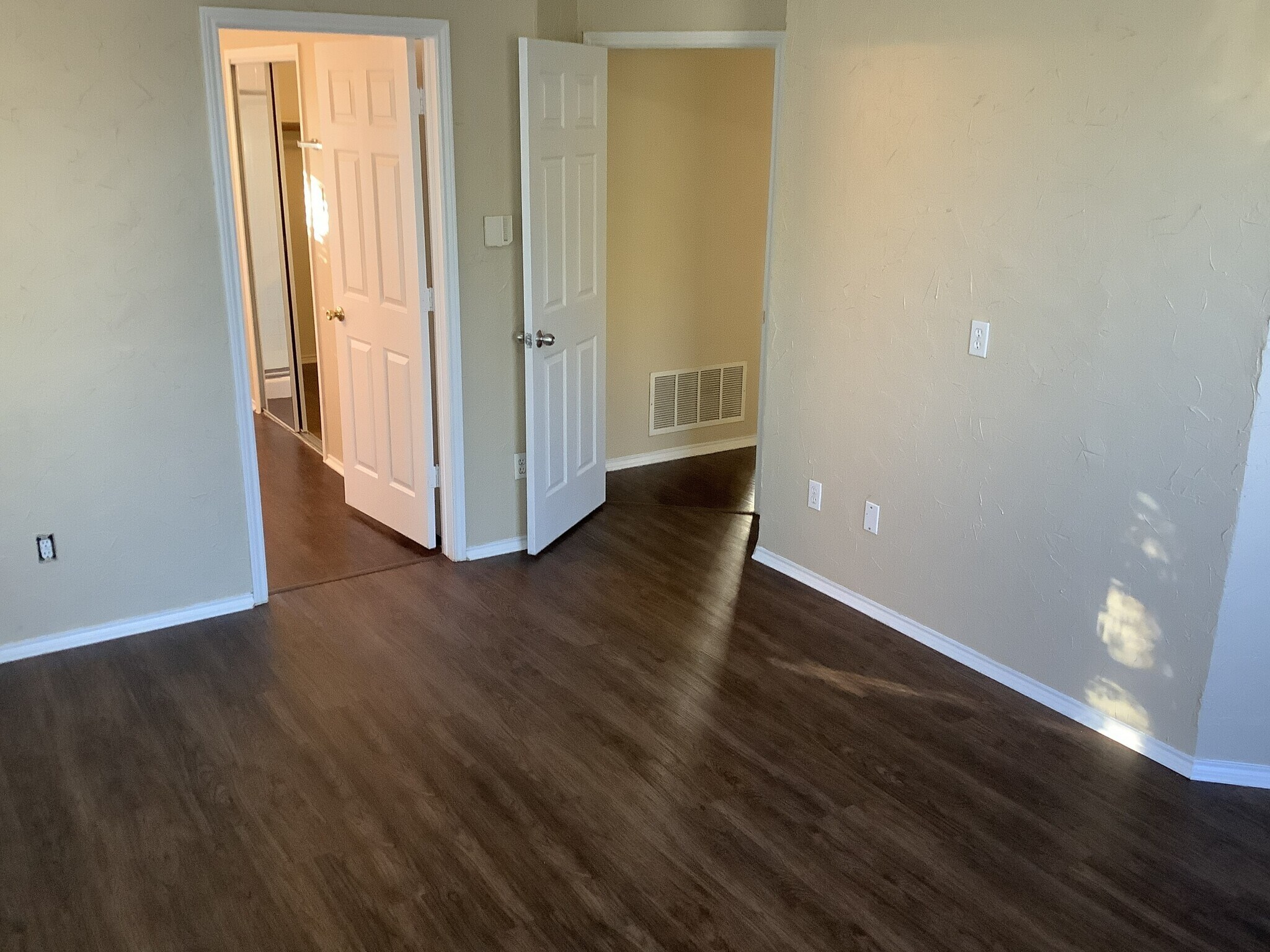 Building Photo - 1213 Calvert Dr