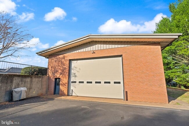 Building Photo - 318 Evergreen Mills Rd