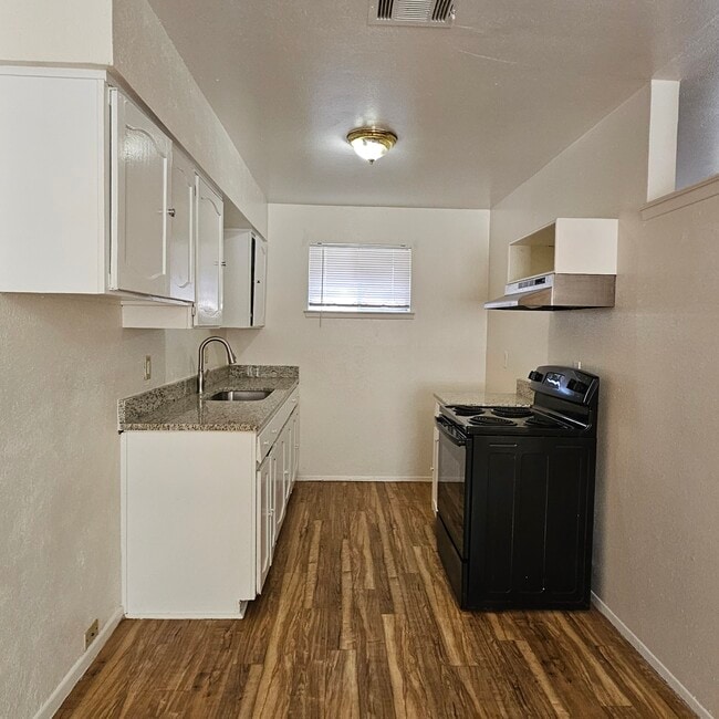 Building Photo - 534 Holly Ln