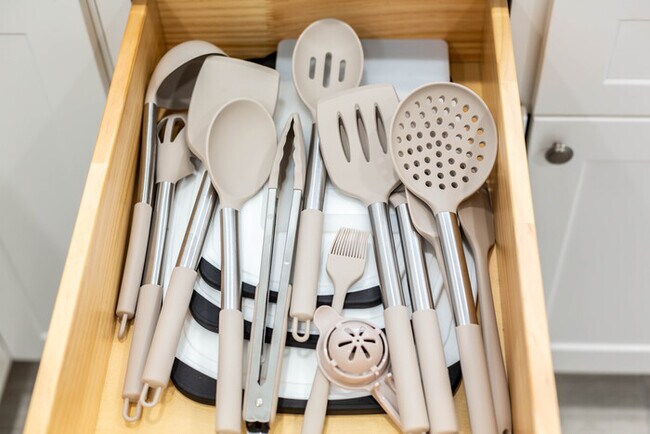 Building Photo - Newly Remodeled 5B4B. 2 mile from the Rose Parade!