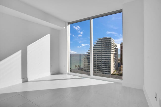 Building Photo - 153 N Seabreeze Blvd