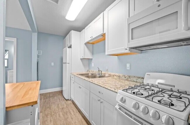 Building Photo - 7432 Dumosa Ave