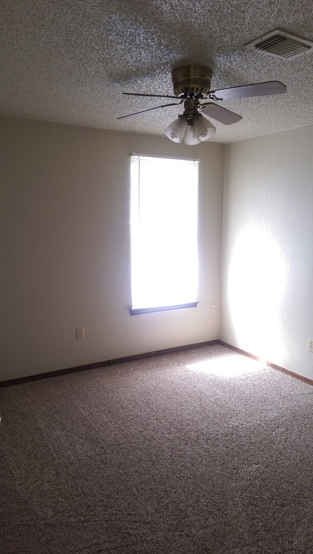 Building Photo - 2 bed, 1 bath, 1 car garage duplex with 2 car driveway for rent in southwest OKC near SW 89th and...