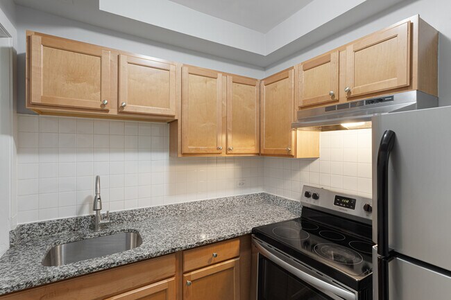 Building Photo - 7451 N Greenview Ave