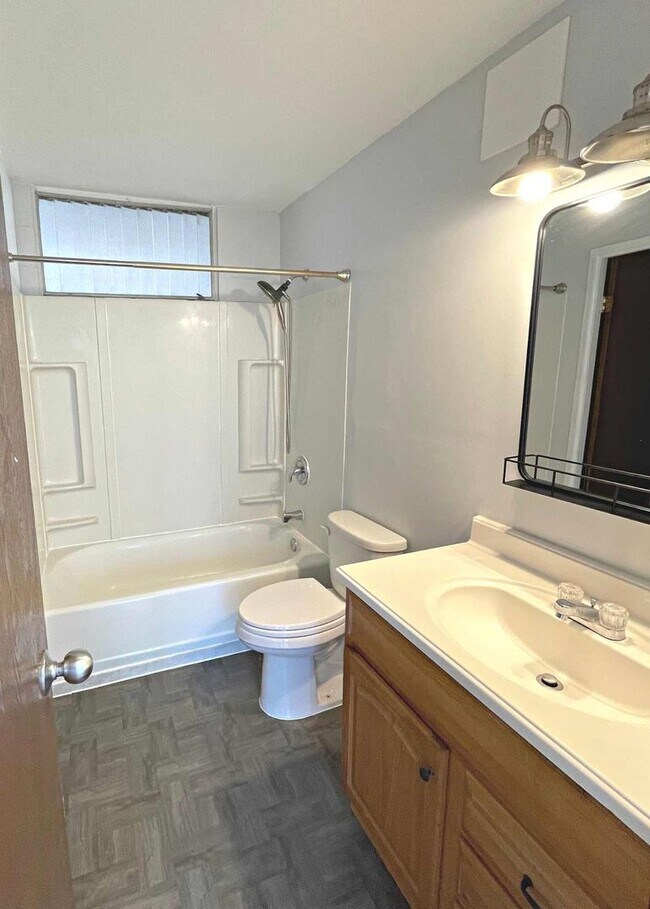 Building Photo - 1/1 unit with AC at Cathedral Point in Mil...