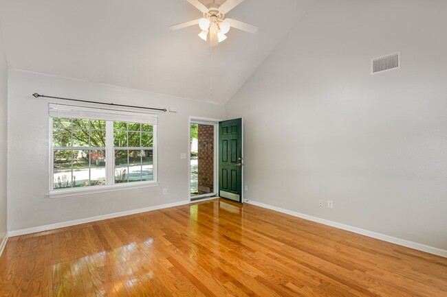 Building Photo - NASHVILLE! Inviting 2 Bedroom 2.5 bath Con...