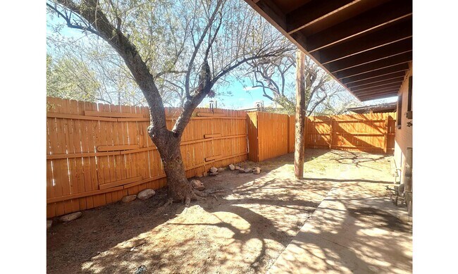 Building Photo - 3042 N Sparkman Blvd