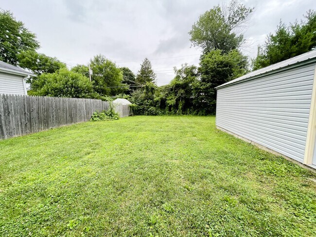 Building Photo - Cozy 2 Bedroom Home! Detached Garage! Large Backyard!