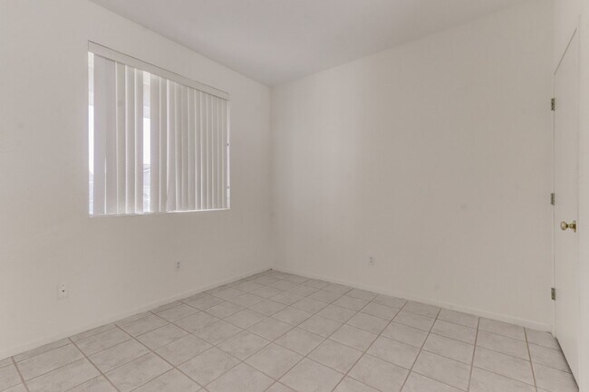 Building Photo - 9392 Lakepoint Dr