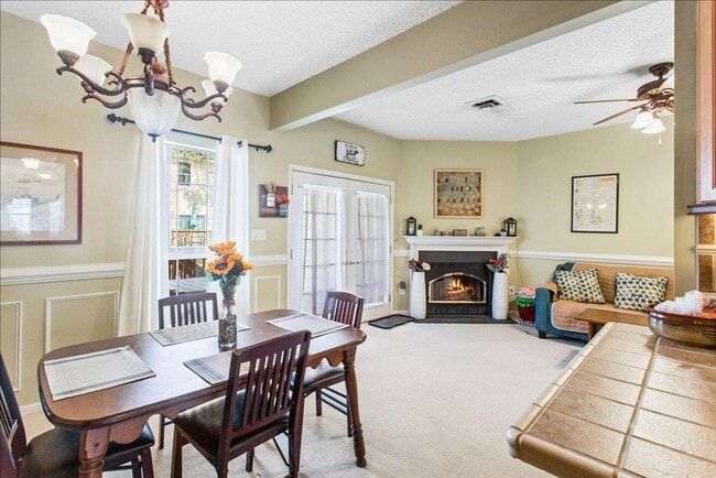 Building Photo - ATTRACTIVE AND BRIGHT LUXURY TOWNHOME IN W...
