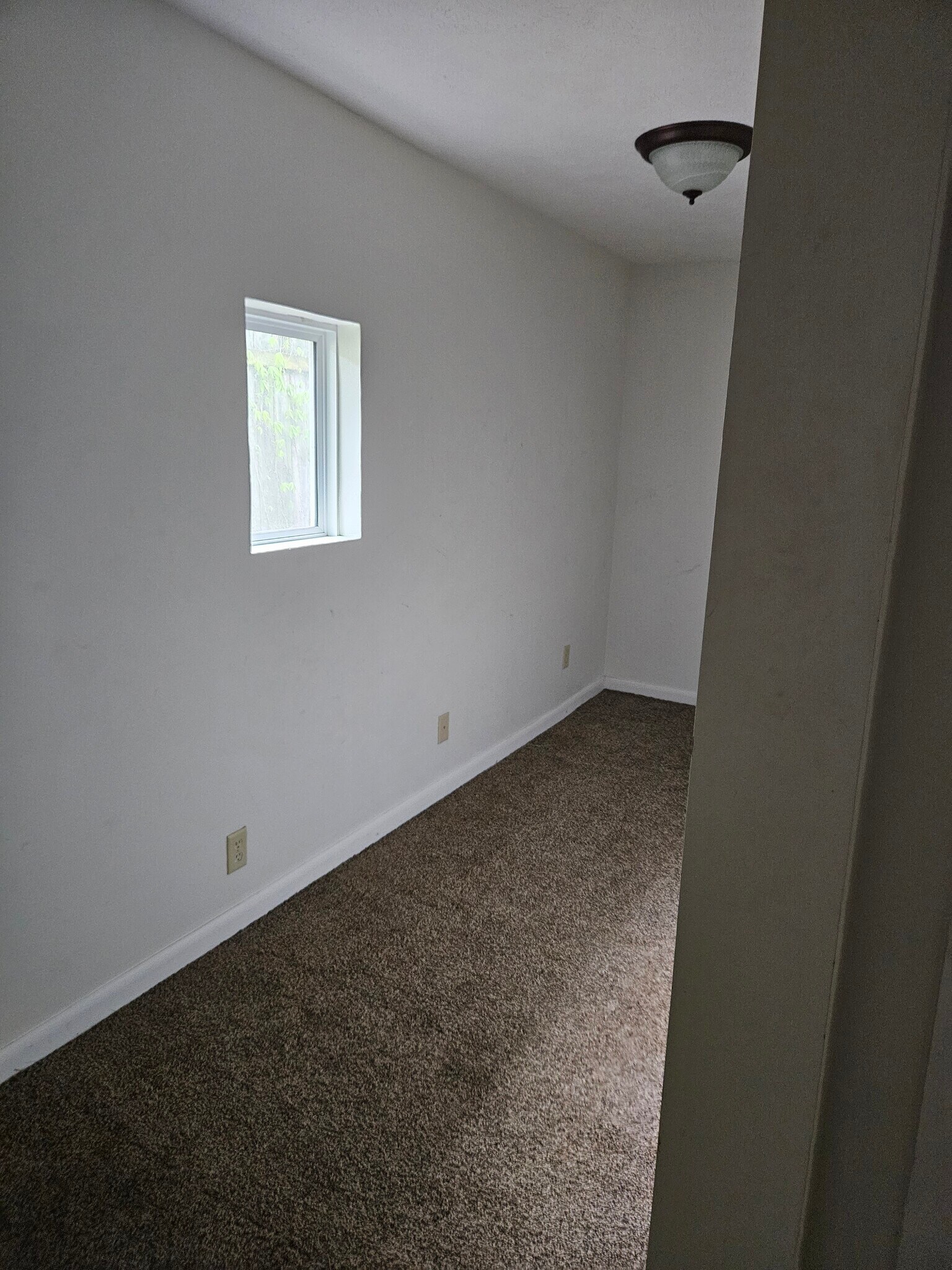 Building Photo - 506 E Hillside Dr