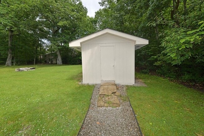 Building Photo - Lovely 2 bedroom / 2 bath right in the mid...
