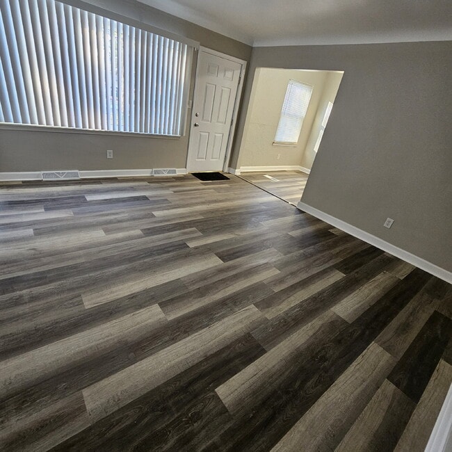 Building Photo - 3 Bedroom, 1 Bath Ranch w/ Fresh Updates Throughout. Spacious Living Room w/ New Laminate Floorin...