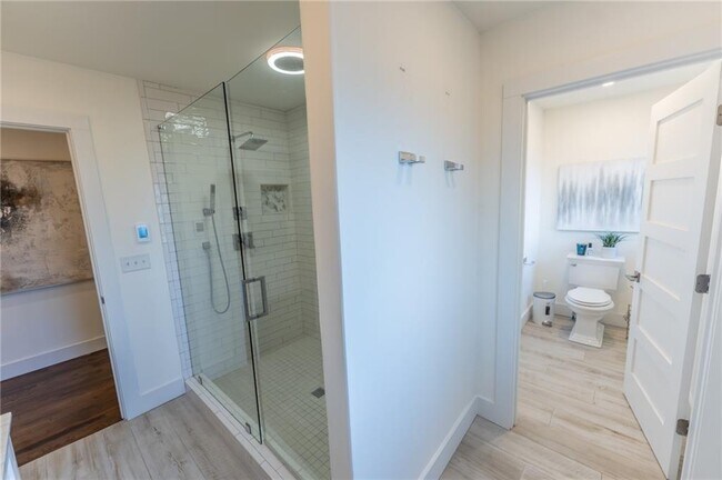 Building Photo - 3844 Longview Dr