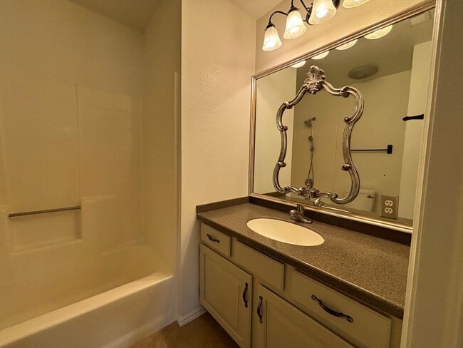 Building Photo - DARLING TOWNHOME FOR RENT!