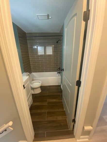 Bathroom #1 - 4589 Glenhaven Dr
