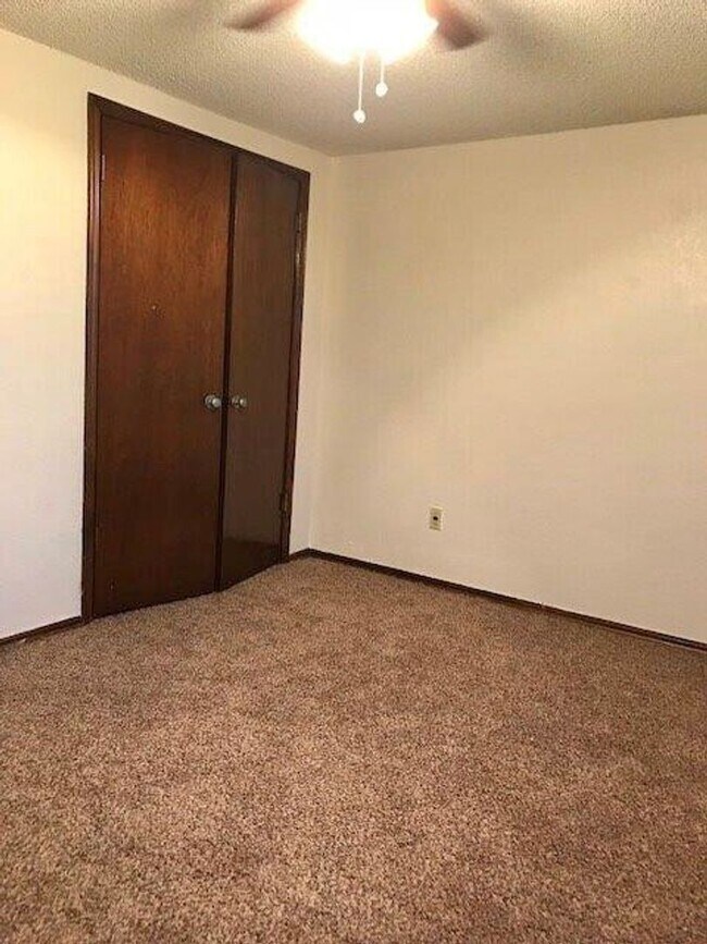 Building Photo - 4-bed 2-bath 2-car For lease SW Moore