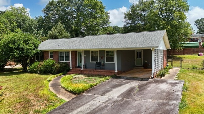 Building Photo - Charming 3BR/2BA Home for Rent in Clemson ...