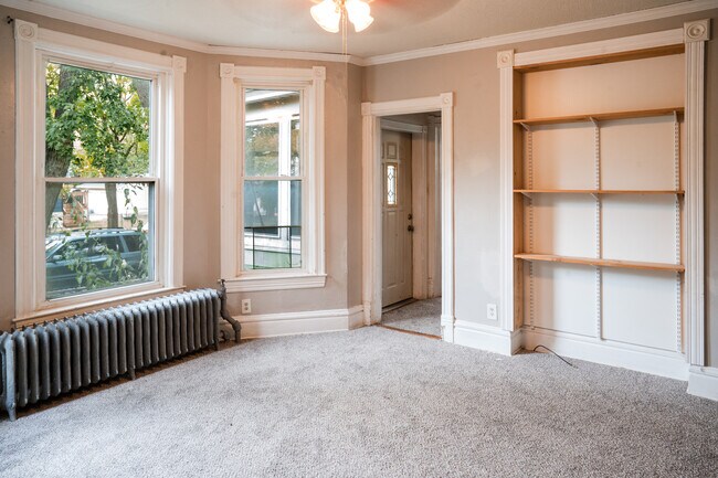 Building Photo - 556 Rose Ave E