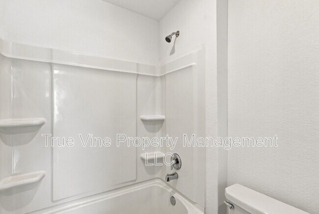 Building Photo - 2906 Millikan Dr