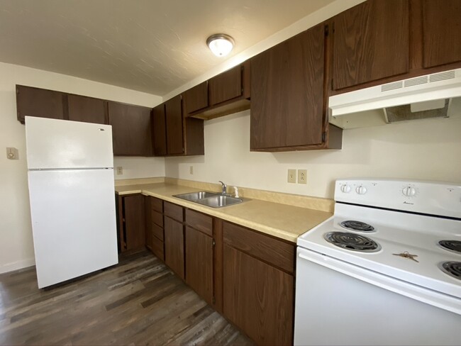 Kitchen - 1011 East Avenue North