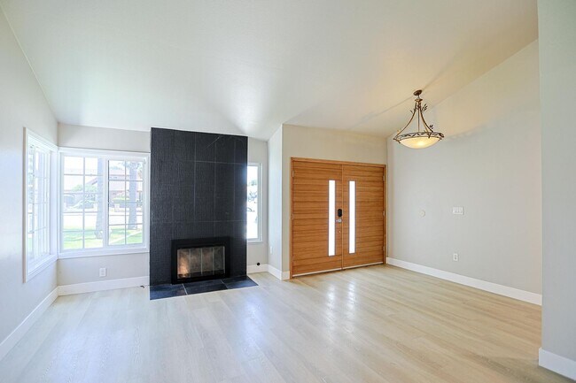 Building Photo - Luxury Fully Remodeled 4 Bed + 1 den / 4 Bath Home Near Mile Square Park – Approx. 2,500 Sq. Ft.