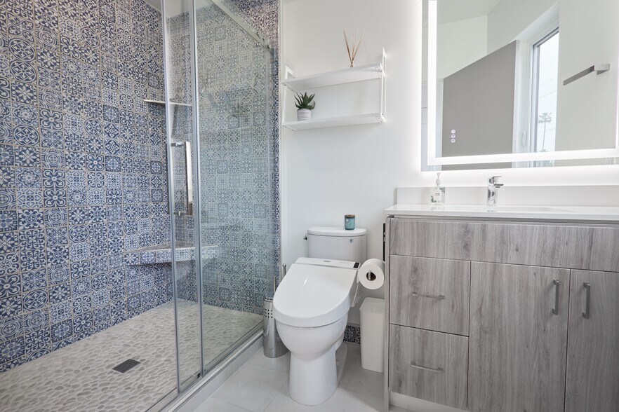 Building Photo - 2929 S La Brea Ave