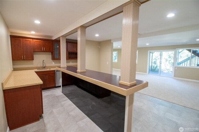 Building Photo - 4Bd/3.5Ba Bellevue Home