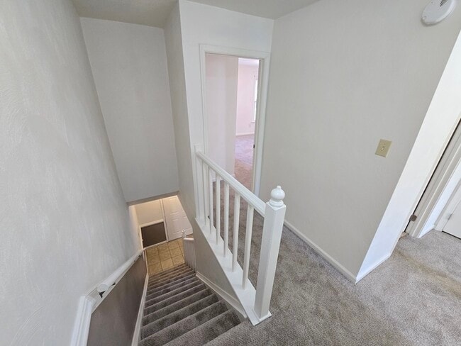 Building Photo - STUNNING TWO STORY 3 BEDROOM/ 2.5 BATH TOW...