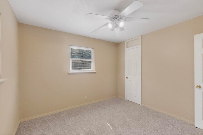 Building Photo - 1900 Mimosa Dr