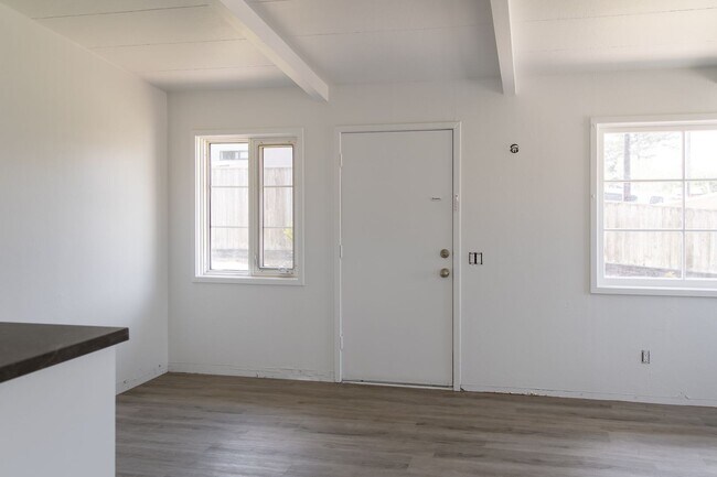 Building Photo - Charming Sunny Pacific Grove Duplex - Available early June