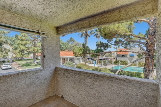 Building Photo - Upgraded 2 bedroom 2 bath upstairs condo