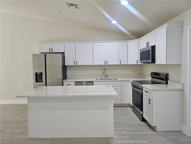 Building Photo - 874 Apartment St