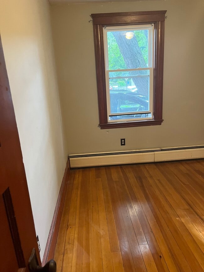 Building Photo - 107 Elm St