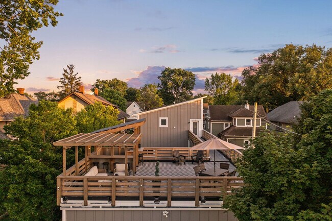 Building Photo - 1616 Pleasant St