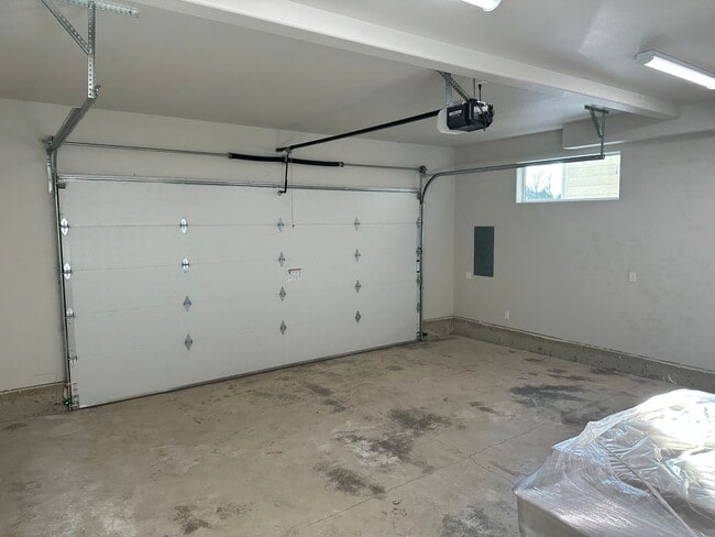 Building Photo - Brand New 3 Bed / 2.5 Bath Duplex! $250 Am...