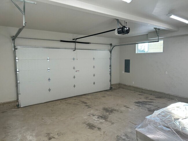 Building Photo - New 3 Bed / 2.5 Bath Duplex! $250 Amazon G...