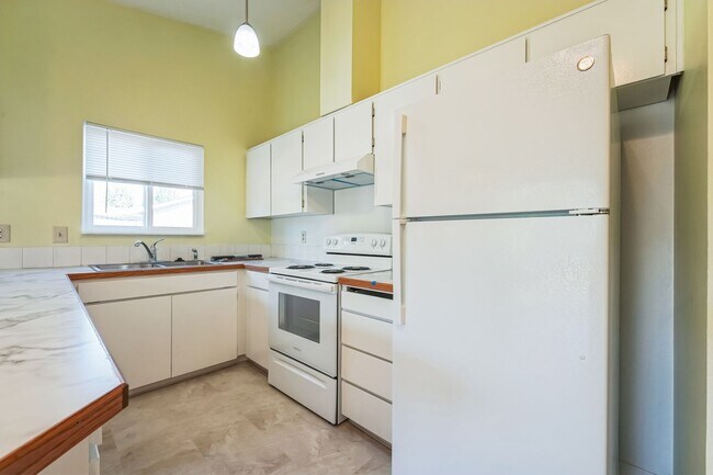 Building Photo - $1000 off first month's rent!