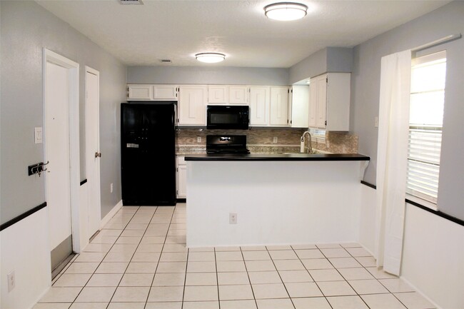 Building Photo - 1217 Brookhollow Dr